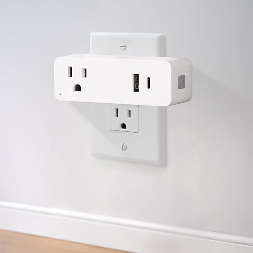 SmartHub 15A 1800W Non-Dimmable Single Outlet with USB-C and USB-A Smart Plug in White Works with iOS or Android APP